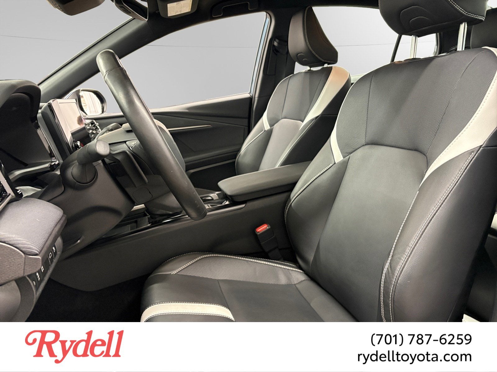2025 Toyota Camry SE Hyb