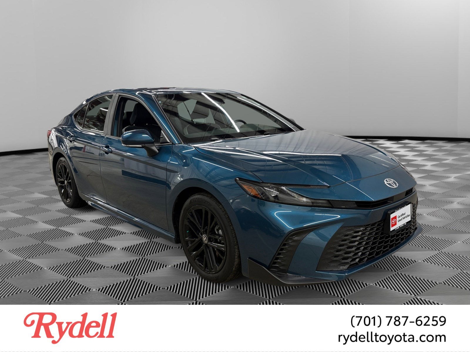2025 Toyota Camry SE Hyb